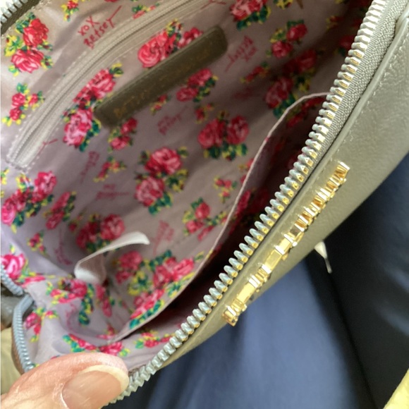 Betsy Johnson Leather Grey zipper top crossbody bag, new - Picture 2 of 8